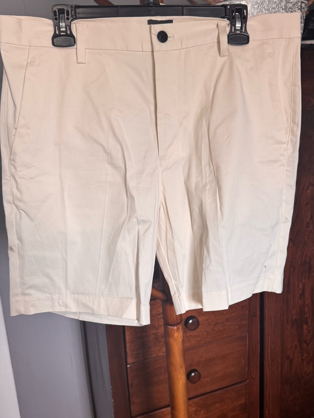 🤍 H&M Regular Fit Tailored Shorts — EUR 34 / US 4